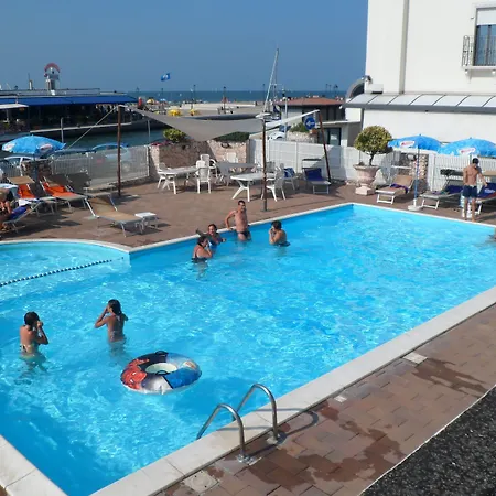 Miramare Ristorante Convegni Aperto Tutto L'anno ホテル 4*