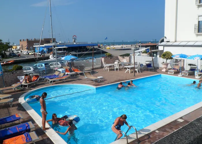 Miramare Ristorante Convegni فندق تْشيزيناتيكو